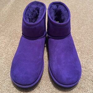 Woman’s Ugg classic II mini boot. Size 8